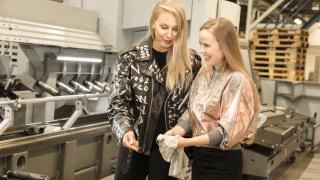 Young Finnish Designin perustajat Heidi Maria Huovinen ja Elisa Luoto 