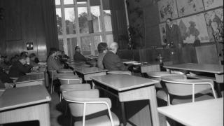 Mustavalkoinen kuva, jossa mieshenkilö puhuu yleisölle Vantaan valtuustosalissa 70-luvulla.