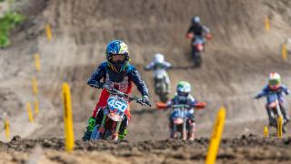 Lapsia kisaamassa motocrossmopoilla.