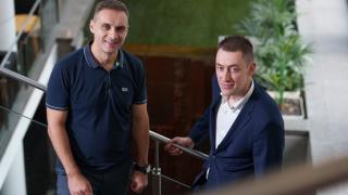 Vladislav Jumppanen (vas.) ja Save LANin toimitusjohtaja Lauri Jurvanen