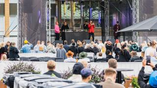 Keikkayleisöä Patiolla kesällä 2021