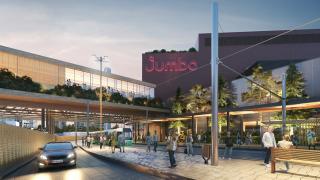 ihmisiä ratikan asemalla Jumbon edessä.