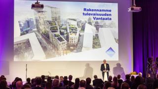 Kaupunginjohtaja Pekka Timonen vuoden 2023 Elinkeinopäivän lavalla. 