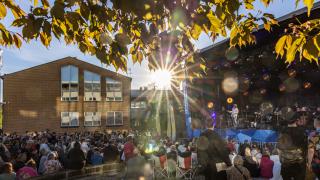 Yleisöä Vantaa-päivän konsertissa