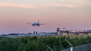 Lentokone nousemassa ilmaan Helsinki-Vantaan lentokentältä.