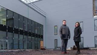 Tonttipäällikkö Armi Vähä-Piikkiö ja Solar Foodsin toimitusjohtaja Pasi Vainikka