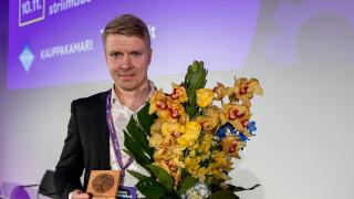 Biila Oy:n toimitusjohtaja Aapeli Kallunki vastaanotti yrityksen saaman Vantaa-mitalin Vantaan elinkeinopäivässä.