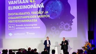 Vantaan elinkeinojohtaja Kimmo Viljamaa ja Tulevaisuuden tutkimuskeskuksen tutkimusjohtaja Jari Kaivo-oja Vantaan elinkeinopäivässä 10.11.2023.