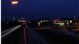 petikon liikkeitä yövalaistuksessa