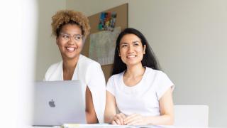 Kaksi naista työskentelee.