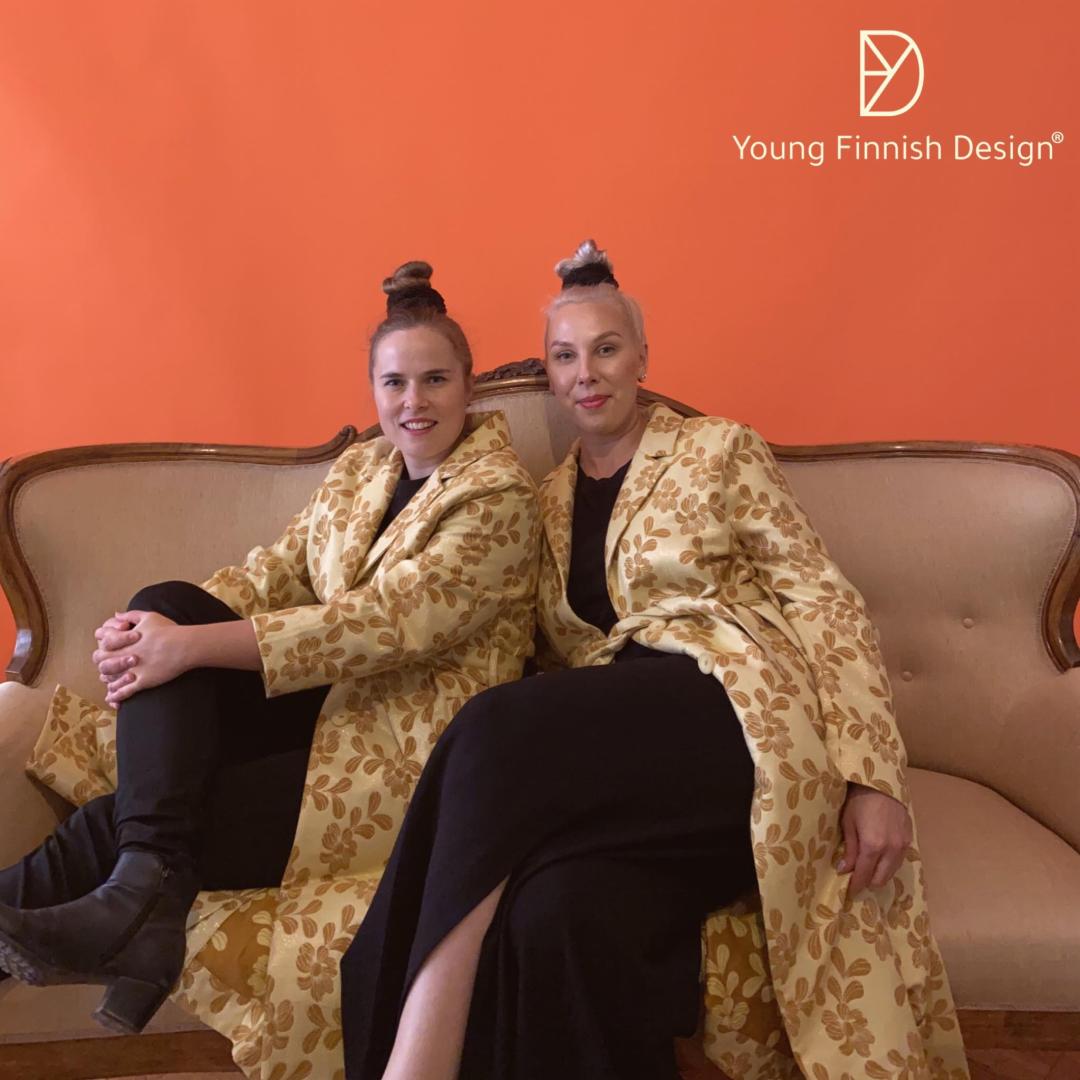 ElisaLuoto ja Heidi Maria Huovinen istumassa sohvalla.