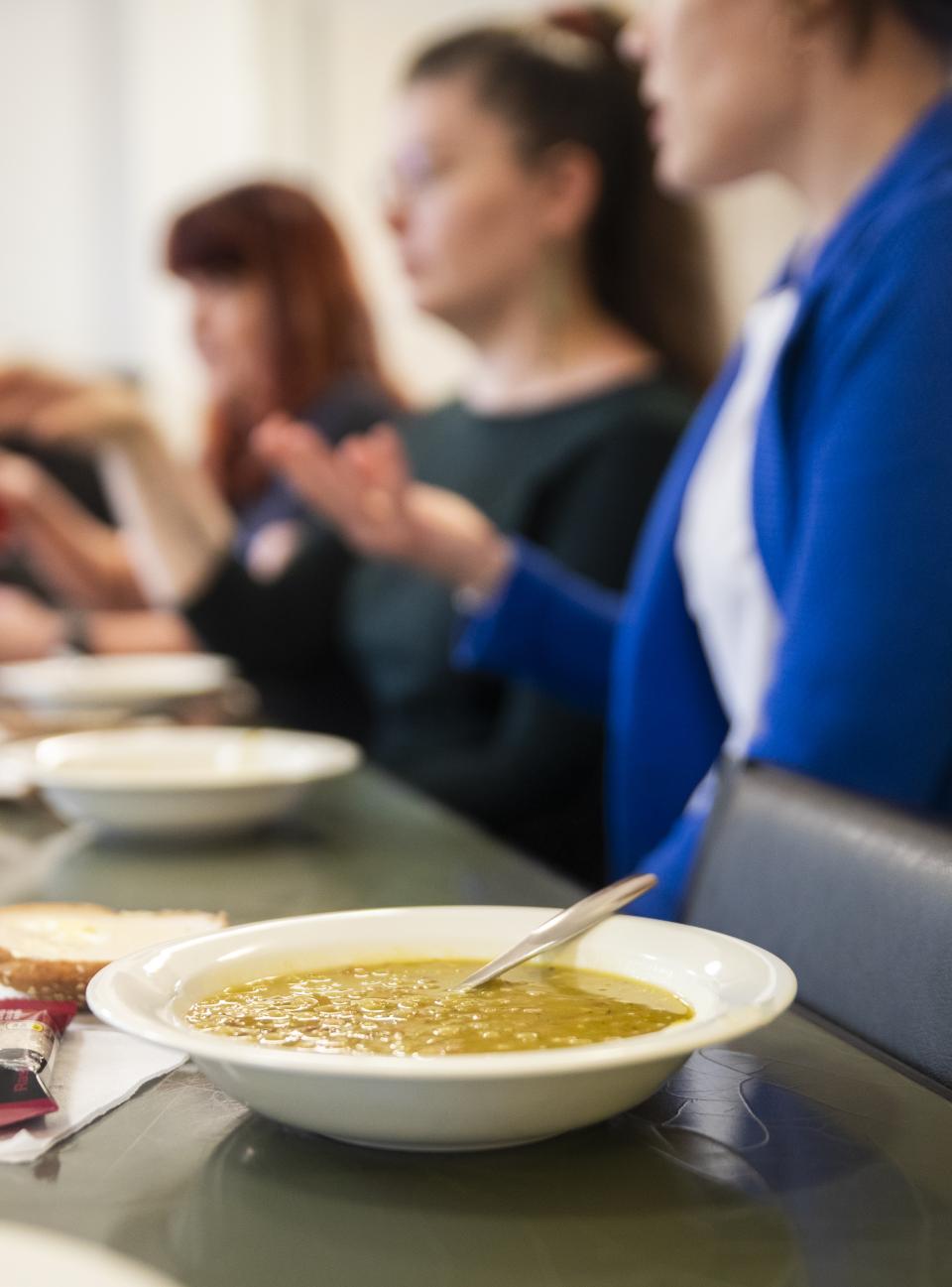 Yhteinen pöytä lounaalla tarjottiin hernekeittoa
