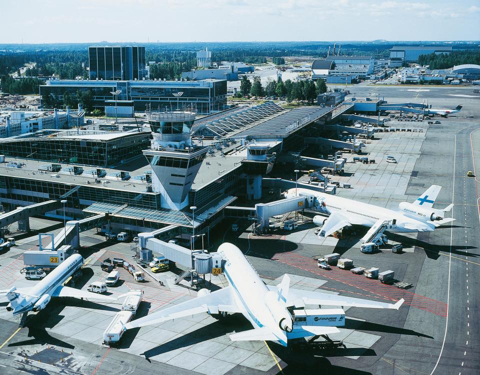 Helsinki-Vantaan lentoasema vuonna 1999 ilmasta otetussa kuvassa. 