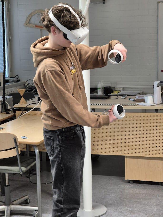 Poika kokeilee virtuaalilaseja.