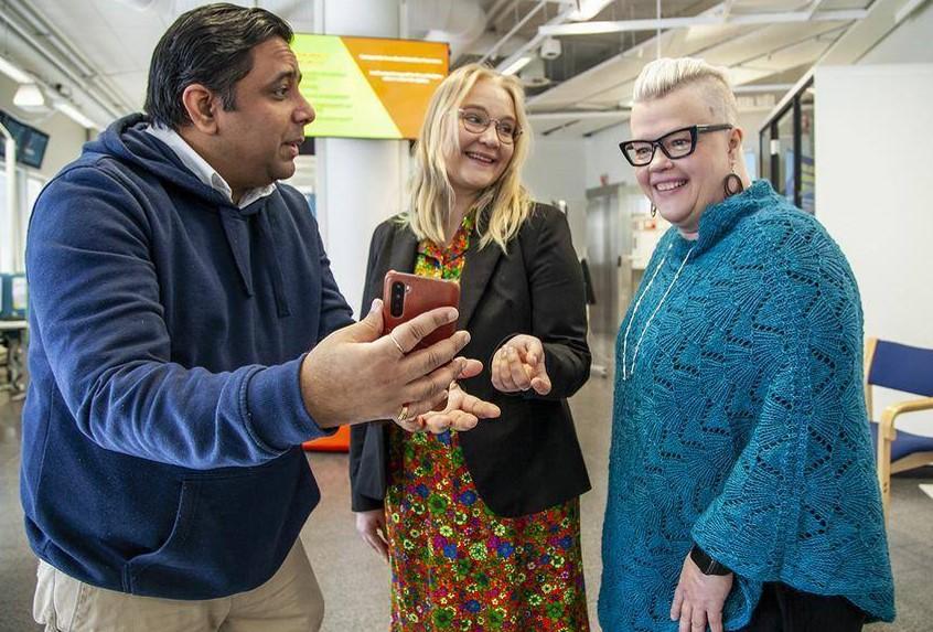 Codemenders kehittää yhdessä Vantaa infojen kanssa digitaalista jonotusjärjestelmää, kuvassa kehittäjät.