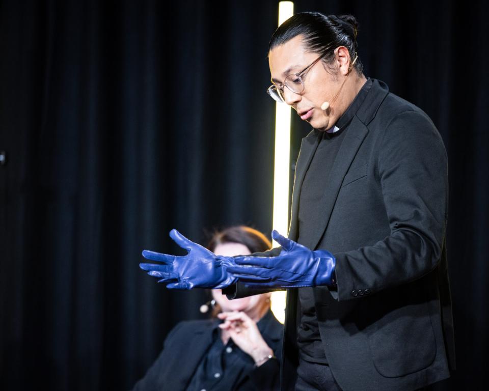 Juontaja sai kuusisormiset hansikkaat